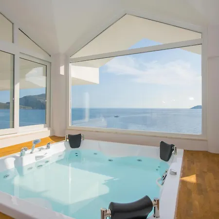 Villa Beachfront White With Private Swimming Pool *